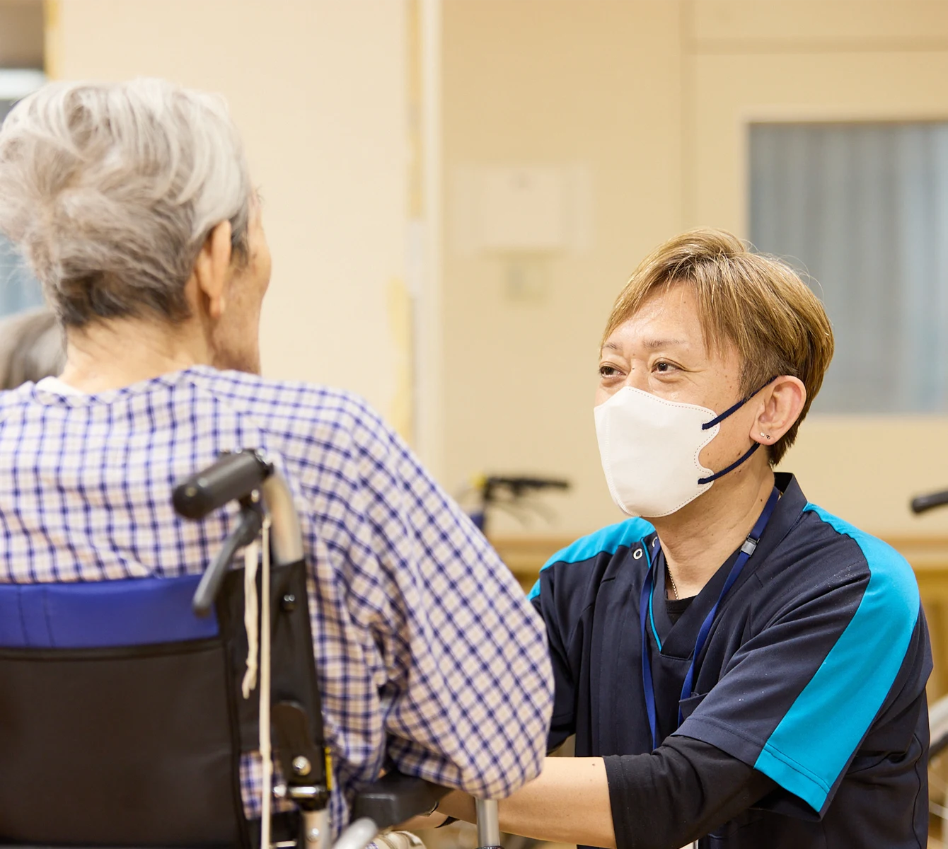 患者さんと向き合うスタッフ